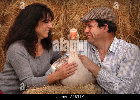 EIN BAUER MIT SEINER FRAU UND EINE GANS DORSET UK Stockfoto