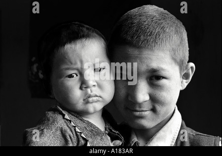 S/W-Nahaufnahme eines afghanischen Jungen und seiner Schwester. Kabul, Afghanistan Stockfoto