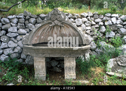 Stein-Trog im Gelände des 12. Jahrhundert Benediktiner-Kloster, auf Str. Marys Insel im Nationalpark Insel Mljet Kroatien. Stockfoto