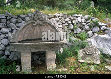 Stein-Trog im Gelände des 12. Jahrhundert Benediktiner-Kloster, auf Str. Marys Insel im Nationalpark Insel Mljet Kroatien. Stockfoto