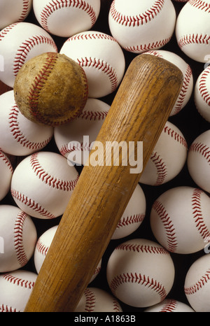 Baseballs mit hölzernen Schläger Stockfoto
