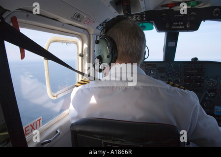 Pilot fliegt De Havilland Canada DHC-6 Otter Serie 300 Flugzeuge von Isles of Scilly nach Lands End Flughafen Skybus Cornwall Stockfoto