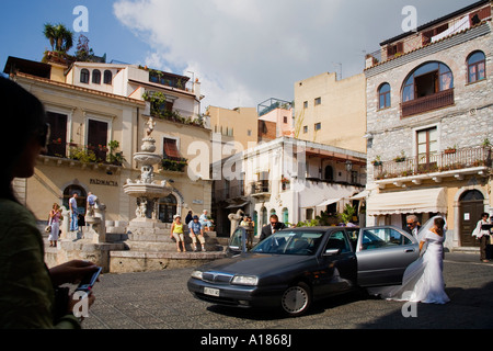 Sizilianische Braut und Vater im mittelalterlichen Domplatz Domplatz im Sommer Sonne Sonnenschein Taormina Sizilien Europa EU Stockfoto