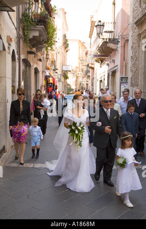 Sizilianische Braut und Vater im mittelalterlichen Steets Taormina Sizilien Europa EU Stockfoto