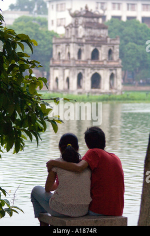 Paar auf ein Datum vor Thap Rua Tempel oder Tortoise Tower Hoan Kiem See Hanoi Vietnam Stockfoto