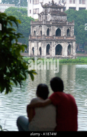 Paar auf ein Datum vor Thap Rua Tempel oder Tortoise Tower Hoan Kiem See Hanoi Vietnam Stockfoto