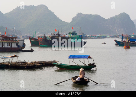 2007 Frauen und Kinder Taxi Einheimischen ihre Häuser auf dem Wasser Cat Ba Insel Halong Bucht Vietnam Stockfoto