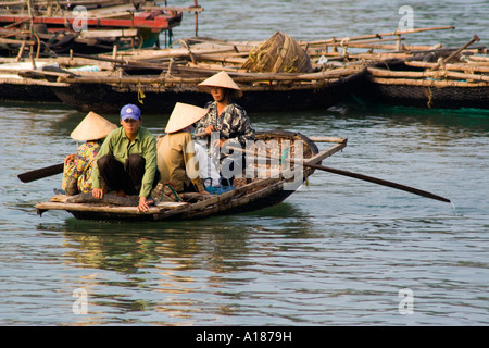 2007 Frauen und Kinder Taxi Einheimischen ihre Häuser auf dem Wasser Cat Ba Insel Halong Bucht Vietnam Stockfoto