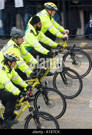 St John s Krankenwagen Ersthelfer riding Mountain Biles Großveranstaltungen besuchen und patrouillieren viel befahrenen touristischen Orte in Großbritannien Stockfoto