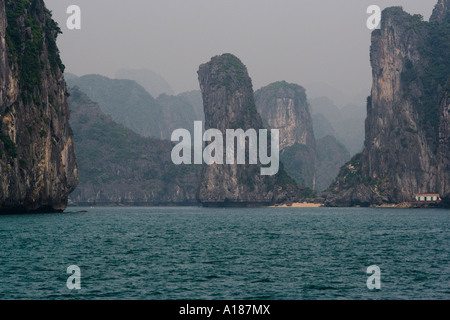 2007 Pinnacle Kalkstein Karst Formationen Halong Bucht Vietnam Stockfoto