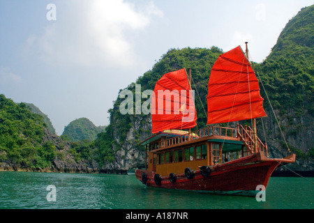 Traditionelle vietnamesische Segeln Junk Halong Bucht Vietnam Stockfoto