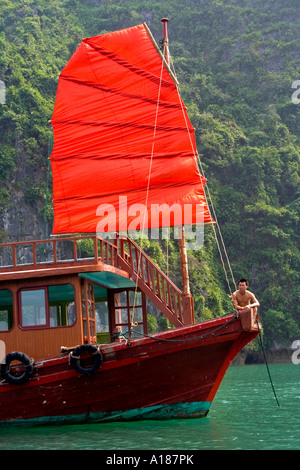 Mann auf eine traditionelle vietnamesische Segeln Junk Halong Bucht Vietnam Stockfoto