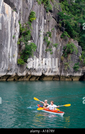Touristischen paar Kajak in Halong Bucht Vietnam Stockfoto