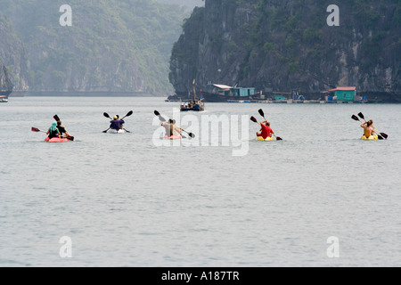 2007-Touristen in mehrere Kajaks von einer Tour Boot in der Halong Bucht Vietnam Stockfoto