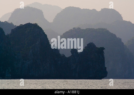 2007-Schichten von Kalkstein Berg Silhouetten Halong Bucht Vietnam Stockfoto