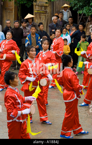 Weibliche Chinesen Reisen, marschieren Band Zhaoxing China Stockfoto