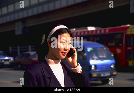 Chinesische Business-Frau mit Handy auf Stadt Straße Peking China Stockfoto