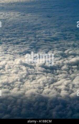 Fliegen über den Wolken - atemberaubende Aussicht aus dem Flugzeug über eine Schicht von flauschigen Wolken Stockfoto