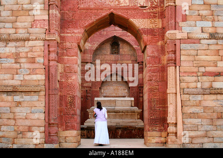 Tourist in einem Grab in der Qutb Minar komplexe New Delhi Stockfoto