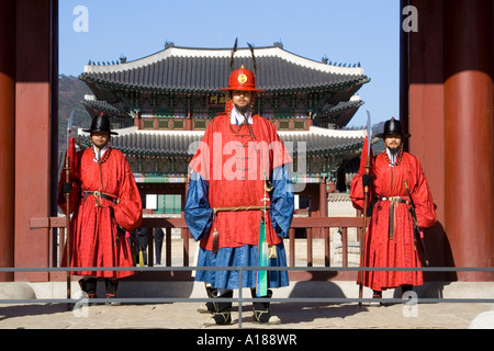 Ehrengarde in zeitgenössischer Kleidung, Gyeongbokgung-Palast, Seoul, Korea Stockfoto