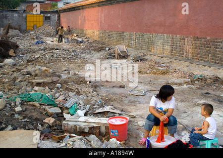 2007 Frau und Baby Waschen Wäsche in Hutong Ruinen Peking China Stockfoto