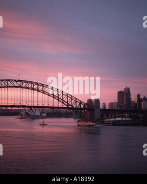 Sydney Harbour Bridge das Opernhaus und Central Business District CBD Shot am frühen Abend Juli-August. Von North Sydney: Stockfoto