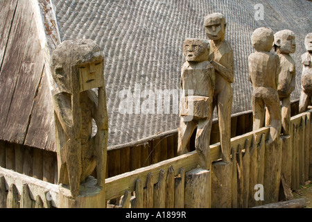 2007 geschnitzte hölzerne Statuen aus ethnischen Minderheit Stämme Vietnam Museum für Völkerkunde Hanoi Vietnam Stockfoto