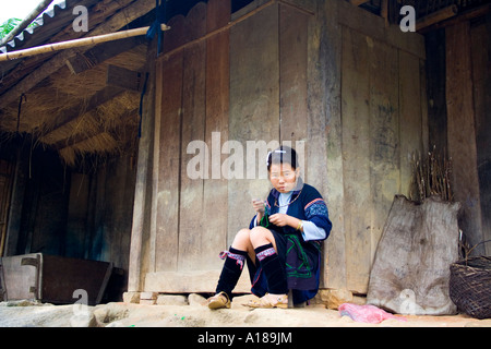 2007-Hmong-Mädchen in traditioneller Kleidung Hand nähen Sapa Vietnam Stockfoto