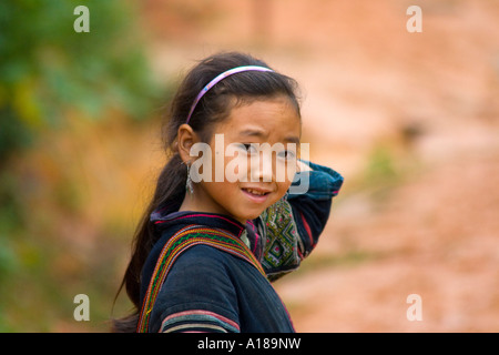 2007 süße junge Hmong Mädchen in traditioneller Kleidung Sapa Vietnam Stockfoto