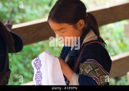 2007 ziemlich junge Hmong Mädchen in traditioneller Kleidung Nähen Sapa Vietnam Stockfoto