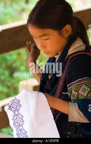 2007 ziemlich junge Hmong Mädchen in traditioneller Kleidung Nähen Sapa Vietnam Stockfoto