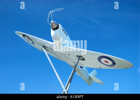 Modell des ursprünglichen Prototyp Spitfire draußen Southampton Eastliegh Flughafen wo legen Sie die erste Spitfire Flug dauerte Stockfoto