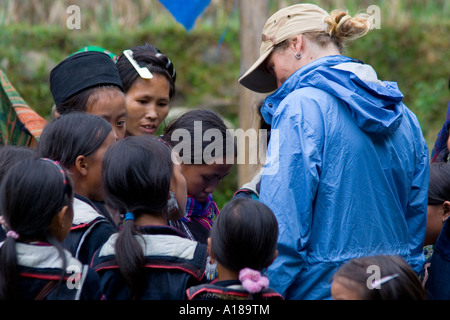 2007-Tourist Frau im Gespräch mit lokalen Hmong Mädchen und Frauen in traditioneller Kleidung Sapa Vietnam Stockfoto