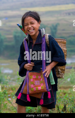 2007 schöne junge Mädchen tragen traditionelle Kleidung in den Hügeln in der Nähe von Sapa Vietnam Stockfoto