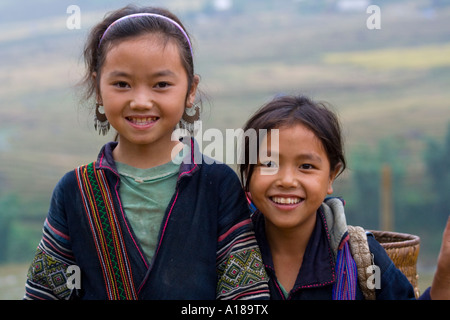 2007 zwei schöne junge Hmong Girls tragen traditionelle Kleidung Sapa Vietnam Stockfoto