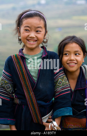 2007 zwei schöne junge Hmong GIrls tragen traditionelle Kleidung Sapa Vietnam Stockfoto