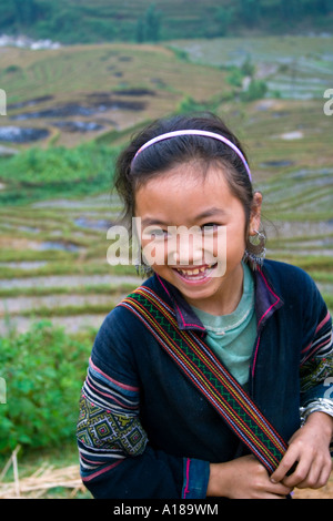 2007 schöne junge Mädchen tragen traditionelle Kleidung in den Hügeln in der Nähe von Sapa Vietnam Stockfoto