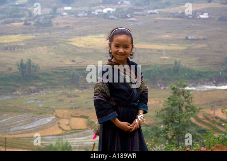 Schöne junge Hmong Mädchen in traditioneller Kleidung vor Reis Bereich Terrassen Sapa Vietnam 2007 Stockfoto