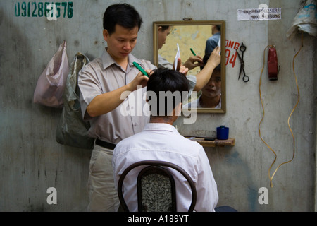 Vietnamesische Mann immer einen Haarschnitt auf der Straße Hanoi-Vietnam Stockfoto