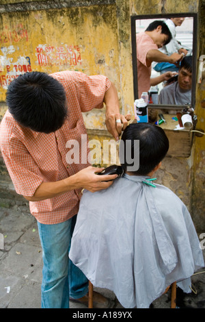 2007 vietnamesischen Mann immer einen Haarschnitt auf der Straße Hanoi-Vietnam Stockfoto