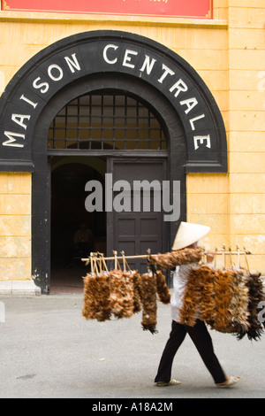 Vor dem Eingang zum Hoa Lo Gefängnis Hanoi Hilton auf Maison Centrale Stockfoto