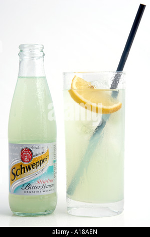 Flasche bitter Lemon mit vollen Glas perfekt servieren Stockfoto