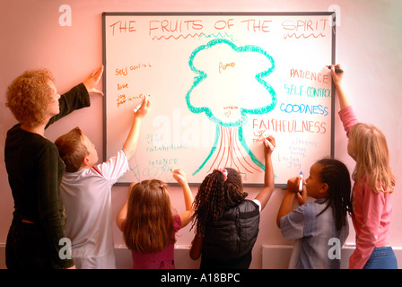 EINE SONNTAGSSCHULLEHRER DEMONSTRIEREN DIE FRÜCHTE DES GEISTES AUF EIN WHITEBOARD-UK Stockfoto