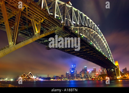 Die Sydney Harbour Bridge und die Skyline von Sydney Opernhaus von Sydney an einem schönen, einschließlich klare australische Sommernacht. Stockfoto