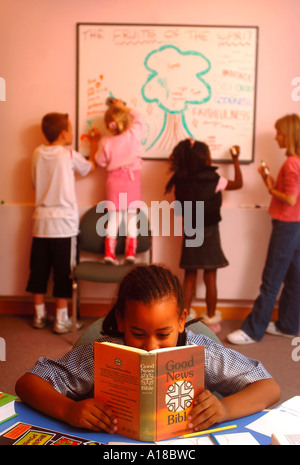 EINE SONNTAGSSCHULE JUGENDGRUPPE ZEIGEN DIE FRÜCHTE DES GEISTES AUF EIN WHITEBOARD-UK Stockfoto