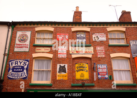 EINE SAMMLUNG VON ALTEN ZINN WERBESCHILDER IN GLOUCESTERSHIRE STADT VON ROSS AUF WYE UK Stockfoto