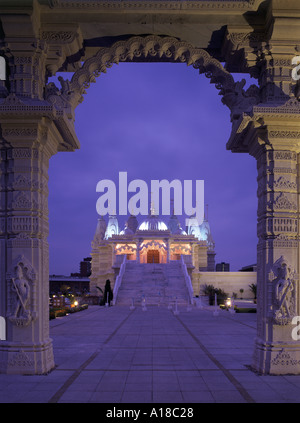 Shri Swaminarayan Mandir, Hindu-Tempel, Neasden, London Marmor Eingangsbogen in Richtung Schritte in der Nacht Stockfoto