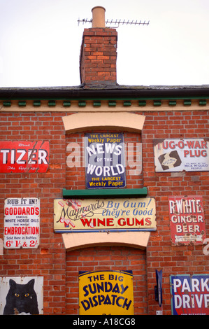 EINE SAMMLUNG VON ALTEN ZINN WERBESCHILDER IN GLOUCESTERSHIRE STADT VON ROSS AUF WYE UK Stockfoto