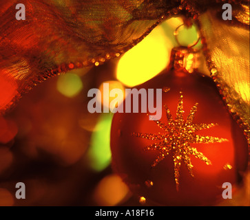 Weihnachtskugel mit Band Stockfoto