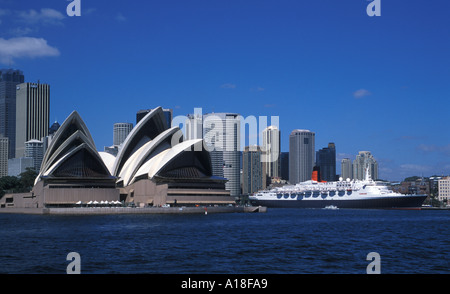 Sydney Opera House und der QE2 Stockfoto